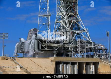 Die Exploration Ground Systems der NASA führt am 24. Oktober 2023 einen Wasserdurchflusstest mit dem mobilen Trägerraketen im Startup Complex 39B des Kennedy Space Centers in Florida durch. Es ist der dritte in einer Reihe von Tests, um zu überprüfen, ob der Überdruckschutz und die Schalldämmung bereit für den Start der Artemis II-Mission ist. Während des Liftoffs werden 400.000 Liter Wasser auf das Pad strömen, um die SLS-Rakete (Space Launch System) der NASA, das Orion-Raumschiff, den mobilen Trägerraketen und das Startrampe vor Überdruck und extremen Geräuschen zu schützen, die während der Zündung und des Liftoffs entstehen. Stockfoto