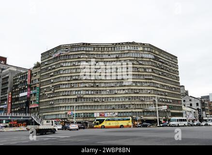 Ein hässliches Industriegebäude an der Kreuzung von Beiping West Rd und Zhongxiao East Rd in Taipei, Taiwan. Stockfoto