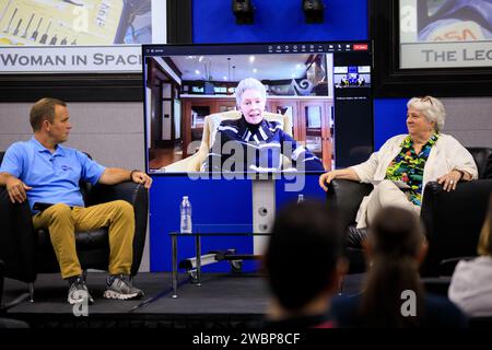 TAM O’Shaughnessy, Center (auf dem Monitor), spricht während der Veranstaltung „The Legacy of Sally Ride: The First American Woman in Space“ am 15. Juni 2023 im Kennedy Space Center in Florida. O’Shaughnessy war 27 Jahre lang Rides Lebenspartner, bis der Pionier-Astronaut 2012 im Alter von 61 Jahren an Bauchspeicheldrüsenkrebs starb. NASA-Chefhistoriker Brian Odom, Linke, und Bear Ride, Sally Rides Schwester, nahmen ebenfalls an der Veranstaltung Teil. Vor 40 Jahren hat Ride ihren bahnbrechenden Flug ins All gebracht. Sie war auch Physikerin und eine unerschütterliche Befürworterin der Integration in MINT (Wissenschaft, Technik, Technik, Mathematik) Stockfoto