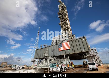 Ingenieure von Exploration Ground Systems und Jacobs helfen beim Absenken der Motorwartungsplattform unter dem mobilen Trägerraketen für Artemis I am Launch Pad 39B im Kennedy Space Center der NASA in Florida am 23. Oktober 2020. Der fast 400 Meter hohe mobile Starter befindet sich auf dem Startplatz, während Ingenieure von Exploration Ground Systems und Jacobs mehrere Aufgaben erledigen, darunter einen Timing-Test zur Validierung der Countdown-Zeitachse des Startteams, und eine gründliche Reinigung des mobilen Trägergeräts von oben nach unten, um alle Rückstände von der Konstruktion und Installation der Nabelarme zu entfernen. Artemis werde ich Stockfoto