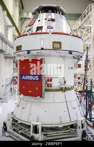 Eine Schutzabdeckung wurde am 23. September 2020 im Kennedy Space Center im Neil Armstrong Operations and Checkout Building installiert. Die vier Arrays, die sich jeweils über 63 Meter erstrecken und 11 Kilowatt erzeugen, sind Teil des von der ESA und Airbus Defence and Space gebauten Servicemoduls von Orion. Orion wird mit Artemis I fliegen, um das Raumschiff und das Raumstartsystem vor bemannten Mondmissionen zu testen. Stockfoto