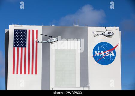 Am 27. Oktober 2020 führen die Bell Huey 2 (links) und Airbus H135 Hubschrauber, die für Sicherheitsoperationen im Weltraumbahnhof Florida eingesetzt werden, vor dem ikonischen Vehicle Assembly Building im Kennedy Space Center der NASA einen Flug zusammen durch, bevor die Hueys aus ihrem Dienst ausgeschieden werden. Der Airbus H135s ersetzt die drei vom Flight Operations-Team von Kennedy betreuten Bell Huey 2-Flugzeuge. Kennedy erhielt zwei der H135 Flugzeuge am 30. September, und das dritte Flugzeug wird voraussichtlich im Frühjahr 2021 eintreffen. Diese neuen Hubschrauber bieten eine Reihe von technologischen und sicherheitstechnischen Vorteilen gegenüber den Hueys, wie z. B. Stockfoto