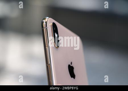 HCMC, VN - Dez. 2023. IPhone 8 Plus in Rot Stockfoto