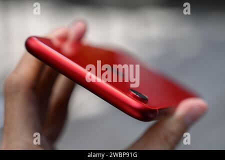 HCMC, VN - Dez. 2023. IPhone 8 Plus in Rot Stockfoto