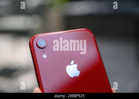 HCMC, VN - Dez. 2023. IPhone 8 Plus in Rot Stockfoto
