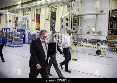 Catherine Koerner, im Zentrum, NASA Orion Program Managerin, zusammen mit Senior Managern von Orion und Lockheed Martin, besichtigt am 6. Oktober 2020 das Neil Armstrong Operations and Checkout Building im Kennedy Space Center der NASA in Florida. Zu ihr gehört links Mike Hawes, Lockheed Martin Vice President und Orion Program Manager, und rechts Scott Wilson, NASA Kennedy Orion Production Operations Manager. Koerner betrachtete die Orion-Raumsonde für die Artemis-I- und -II-Missionen. Sie sind mit einer der Raumadapter-Abwurfverkleidungen dargestellt, die bei Orion for the Art installiert werden Stockfoto