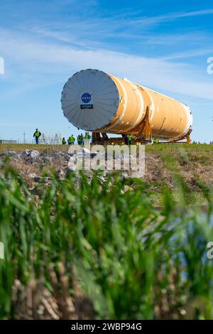 Diese Bilder zeigen, wie Teams die abgeschlossene Kernstufe für die Raumfahrzeugrakete der NASA von der Michoud Assembly Facility der NASA in New Orleans ausgerollt oder verschoben haben. Die Crews verlegten die Flugausrüstung für die erste Artemis-Mission am 8. Januar in die Pegasus-Lastkähne der NASA, um die Green Run-Testserie im Stennis Space Center in der Nähe der Bay St. vorzubereiten Louis, Mississippi. Pegasus, das auf SLS-Raketenausrüstung umgebaut wurde, wird die Kernstufe von Michoud nach Stennis für die umfassende Testserie Green Run transportieren. In Stennis angekommen, wird die Artemis-Raketenbühne sein Stockfoto