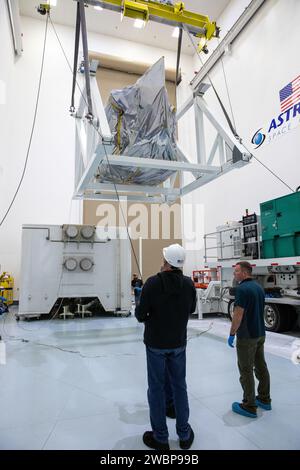 Techniker überwachen die Bewegung, während ein Kranaufzug das Observatorium Plankton, Aerosol, Cloud, Ocean Ecosystem (PACE) der NASA aufhebt, nachdem es am Mittwoch, den 15. November 2023, in der Astrotech Space Operations Facility in der Nähe des Kennedy Space Center der Agentur in Florida ausgepackt wurde. Das PACE-Observatorium wird uns helfen, besser zu verstehen, wie Ozean und Atmosphäre Kohlendioxid austauschen, wichtige atmosphärische Variablen zu messen, die mit der Luftqualität und dem Erdklima zusammenhängen, und die Gesundheit der Ozeane zu überwachen, unter anderem durch die Untersuchung von Phytoplankton, winzigen Pflanzen und Algen, die das Meeresnahrungsnetz unterstützen. PACE wird eingekapselt Stockfoto