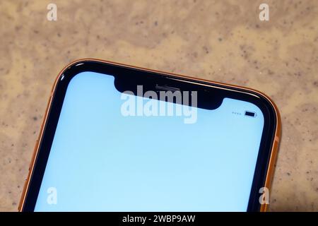 HCMC, VN - Dez. 2023. IPhone 8 Plus in Rot Stockfoto