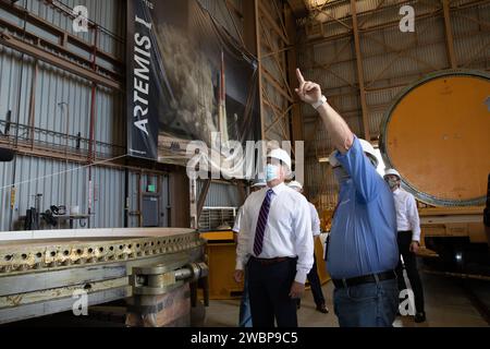 NASA-Administrator Jim Bridenstine (links) sieht in Begleitung von Jacobs-Mitarbeitern am 27. Juli 2020 Artemis I-Booster-Hardware in der Rotation, Processing and Surge Facility im Kennedy Space Center der NASA in Florida. Die Booster für die Raumfahrzeugrakete SLS (Space Launch System) der Agentur werden von Northrop Grumman in Utah hergestellt. Während der Markteinführung liefern die beiden Booster mehr als 75 Prozent des gesamten SLS-Schubs. Artemis I wird die Orion-Raumsonde und SLS als integriertes System Ah testen Stockfoto