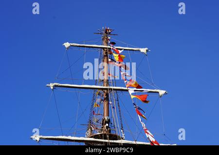 Der Frontmast, die Segel und die Dekorationsflaggen der BAP UNION, eines Segelschiffs der peruanischen Marine Stockfoto