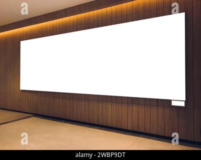 Leerer Raum mit digitalem Werbebanner, digitalem Landschaftsbanner auf Holzwand in einem modernen Gebäude. Stockfoto
