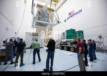 Techniker überwachen die Bewegung, während ein Kranaufzug das Observatorium Plankton, Aerosol, Cloud, Ocean Ecosystem (PACE) der NASA aufhebt, nachdem es am Mittwoch, den 15. November 2023, in der Astrotech Space Operations Facility in der Nähe des Kennedy Space Center der Agentur in Florida ausgepackt wurde. Das PACE-Observatorium wird uns helfen, besser zu verstehen, wie Ozean und Atmosphäre Kohlendioxid austauschen, wichtige atmosphärische Variablen zu messen, die mit der Luftqualität und dem Erdklima zusammenhängen, und die Gesundheit der Ozeane zu überwachen, unter anderem durch die Untersuchung von Phytoplankton, winzigen Pflanzen und Algen, die das Meeresnahrungsnetz unterstützen. PACE wird eingekapselt Stockfoto