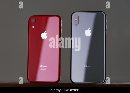 HCMC, VN - Dez. 2023. IPhone 8 Plus in Rot Stockfoto