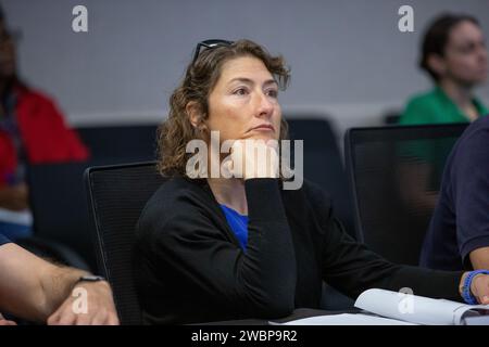 Die NASA-Astronautin Christina Koch nimmt am 19. September 2023 an einem Artemis II-Pre-Task-Briefing im Kennedy Space Center Teil, bei dem integrierte Systemverifizierungs- und Validierungstests für die Bereitschaft von Besatzung und Bodenausrüstung koordiniert werden. Stockfoto