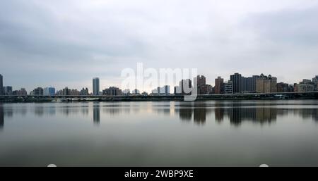 Blick auf den Tamsui-Fluss und die New Taipei-Stadt in Taiwan. Stockfoto