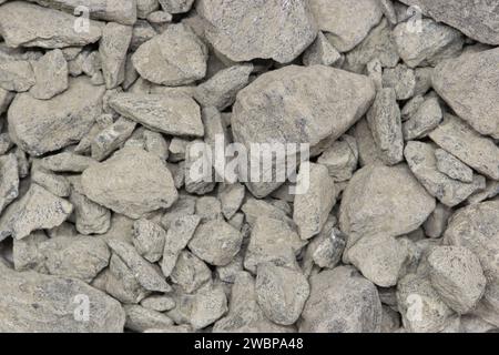 Graue Erbsenkiesprobe, Makrodetails direkt darüber. Gängiges Material für Rasenwechsel, Gartendekoration und Einfahrten. Stockfoto