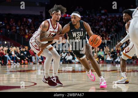 Washington State Cougars Stürmer Isaac Jones (13) fährt gegen USC Trojans Stürmer DJ Rodman (10) während eines NCAA Männer Basketballspiels am Mittwoch, Ja Stockfoto