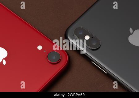 HCMC, VN - Dez. 2023. IPhone 8 Plus in Rot Stockfoto