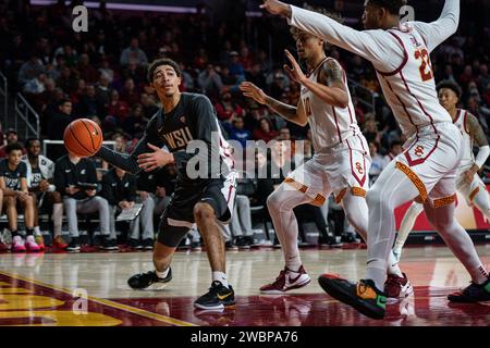 Der Wächter Myles Rice (2) der Washington State Cougars wirft einen Pass an USC Trojans, DJ Rodman (10) und Forward Arrinten Page (22) während eines NCAA-Männerteams vorbei Stockfoto