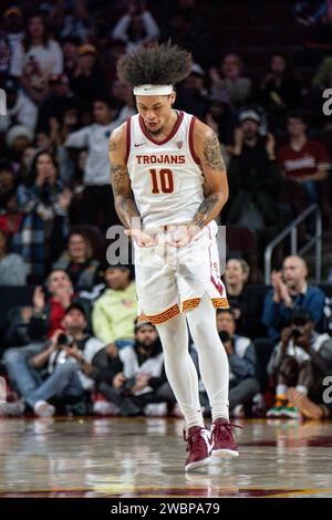 USC Trojans Stürmer DJ Rodman (10) feiert, nachdem er während eines NCAA-Basketballspiels gegen die Washington State Cougars, W, einen drei Pointer gemacht hat Stockfoto
