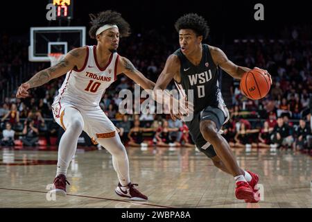 Jaylen Wells (0) der Washington State Cougars (0) tritt gegen DJ Rodman (10) der USC Trojans während eines NCAA-Basketballspiels für Männer an Stockfoto