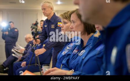 Die NASA-Astronauten Anne McClain, links, und Megan McArthur hören als NASA, ESA, Roscosmos, und die russischen Such- und Bergungskräfte treffen sich im Cosmonaut Hotel in Karaganda, Kasachstan, um die Bereitschaft zur Landung der Besatzungsmitglieder der Expedition 61, Christina Koch von der NASA, Alexander Skwortsov von der russischen Raumfahrtagentur Roscosmos, zu besprechen. und Luca Parmitano von der ESA (Europäische Weltraumorganisation) Dienstag, 4. Februar 2020, im Cosmonaut Hotel in Karaganda, Kasachstan. Koch wird auf die Erde zurückkehren, nachdem er 328 Tage im Weltraum verbracht hat --- der längste Raumflug der Geschichte einer Frau --- als Mitglied von Expeditions Stockfoto