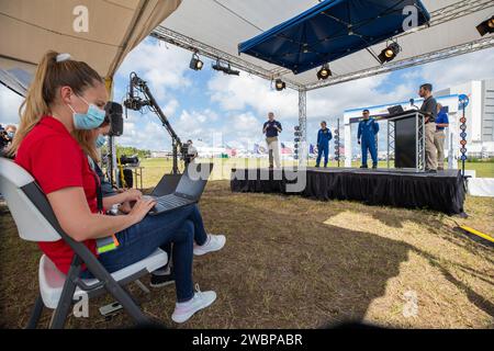 NASA-Administrator Jim Bridenstine (ganz links) nimmt am 29. Mai 2020 an einem Social YouTube Live Briefing der NASA in der Nähe der Countdown-Uhr der Pressestelle im Kennedy Space Center der Agentur in Florida vor dem Start der NASA SpaceX Demo-2 Teil. Neben ihm stehen die NASA-Astronauten Nicole Mann (links) und Kjell Lindgren, der Direktor des Kennedy Space Center Bob Cabana und Joshua Santora (ganz rechts). Der Start, der ursprünglich für den 27. Mai geplant war, wurde aufgrund ungünstiger Wetterbedingungen abgeschrubbt. Der nächste Startversuch ist Samstag, den 30. Mai. Eine SpaceX Falcon 9 Rakete und Crew Dragon Raumschiff Stockfoto