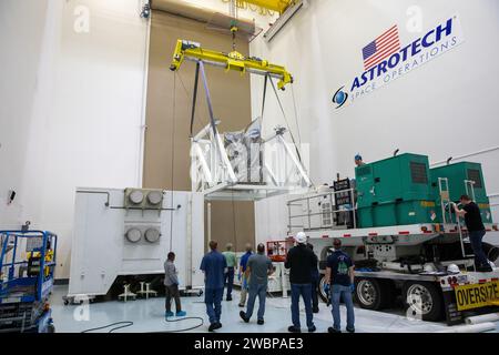 Techniker überwachen die Bewegung, während ein Kranaufzug das Observatorium Plankton, Aerosol, Cloud, Ocean Ecosystem (PACE) der NASA aufhebt, nachdem es am Mittwoch, den 15. November 2023, in der Astrotech Space Operations Facility in der Nähe des Kennedy Space Center der Agentur in Florida ausgepackt wurde. Das PACE-Observatorium wird uns helfen, besser zu verstehen, wie Ozean und Atmosphäre Kohlendioxid austauschen, wichtige atmosphärische Variablen zu messen, die mit der Luftqualität und dem Erdklima zusammenhängen, und die Gesundheit der Ozeane zu überwachen, unter anderem durch die Untersuchung von Phytoplankton, winzigen Pflanzen und Algen, die das Meeresnahrungsnetz unterstützen. PACE wird eingekapselt Stockfoto