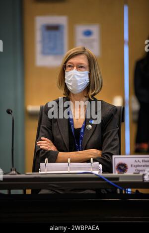 Kathy Lueders, Associate Administratorin des Human Exploration and Operations Mission Directorate der NASA, leitet am 9. November 2020 eine Flight Readiness Review (FRR) für die SpaceX Crew-1-Mission im Kennedy Space Center der NASA in Florida. Die FRR konzentriert sich auf die Vorbereitung des Besatzungssystems von SpaceX, der Internationalen Raumstation und seiner internationalen Partner zur Unterstützung des Fluges sowie auf die Zertifizierung der Flugbereitschaft. Crew-1 ist die erste reguläre Besatzungsmission eines US-amerikanischen Raumschiffs mit Astronauten zur Internationalen Raumstation als Teil des NASA-Werks Stockfoto