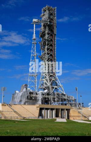 Die Exploration Ground Systems der NASA führt am 24. Oktober 2023 einen Wasserdurchflusstest mit dem mobilen Trägerraketen im Startup Complex 39B des Kennedy Space Centers in Florida durch. Es ist der dritte in einer Reihe von Tests, um zu überprüfen, ob der Überdruckschutz und die Schalldämmung bereit für den Start der Artemis II-Mission ist. Während des Liftoffs werden 400.000 Liter Wasser auf das Pad strömen, um die SLS-Rakete (Space Launch System) der NASA, das Orion-Raumschiff, den mobilen Trägerraketen und das Startrampe vor Überdruck und extremen Geräuschen zu schützen, die während der Zündung und des Liftoffs entstehen. Stockfoto