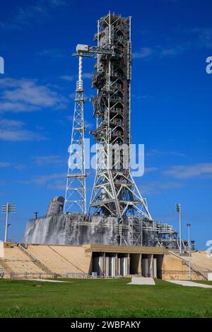 Die Exploration Ground Systems der NASA führt am 24. Oktober 2023 einen Wasserdurchflusstest mit dem mobilen Trägerraketen im Startup Complex 39B des Kennedy Space Centers in Florida durch. Es ist der dritte in einer Reihe von Tests, um zu überprüfen, ob der Überdruckschutz und die Schalldämmung bereit für den Start der Artemis II-Mission ist. Während des Liftoffs werden 400.000 Liter Wasser auf das Pad strömen, um die SLS-Rakete (Space Launch System) der NASA, das Orion-Raumschiff, den mobilen Trägerraketen und das Startrampe vor Überdruck und extremen Geräuschen zu schützen, die während der Zündung und des Liftoffs entstehen. Stockfoto