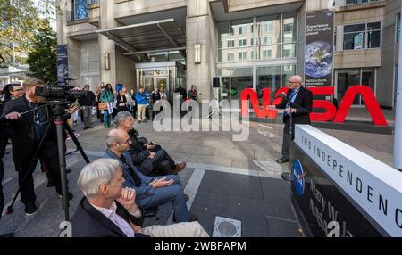 Richard Danne, Schöpfer des NASA-Wurmlogos, hält während einer Einweihungsveranstaltung am Montag, 6. November 2023, im Hauptquartier der Mary W. Jackson in Washington. Stockfoto