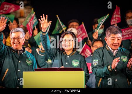 Taipeh, Taiwan. Januar 2024. Taiwans Präsidentin Tsai Ing-wen winkte am Freitagabend, dem 11. Januar 2024, den Anhängern auf dem Ketagalan Blvd in Taipeh, Taiwan, die Hände. In den letzten zwei Tagen bis zur Präsidentschaftswahl in Taiwan 2024 hielt die Demokratische Progressive Party (DPP) am Samstagabend, dem 11. Januar 2024, eine massive Kundgebung in Taipeh (Taiwan) ab. (Foto: Alex Chan TSZ Yuk/SIPA USA) Credit: SIPA USA/Alamy Live News Stockfoto