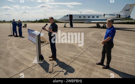 NASA-Administrator Jim Bridenstine und Kennedy Space Center Director Bob Cabana begrüßten am 20. Mai 2020 die Astronauten Robert Behnken und Douglas Hurley in der Launch and Landing Facility in Florida, vor SpaceX Demo-2, dem ersten bemannten Flug der Crew Dragon und Falcon 9 zur ISS im Rahmen des NASA Commercial Crew Program Stockfoto