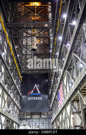 Das zweite von zwei Artemis i achtern Booster-Segmenten für das Space Launch System der NASA wurde im Vehicle Assembly Building im Kennedy Space Center, Florida, angehoben, um in High Bay 3 mit den zwei fünf-Segment-Boostern zu stapeln. Die Booster, die von Northrop Grumman gebaut wurden, liefern über 75 Prozent des SLS-Schubs und werden in die Kernstufe, die zwischenzeitliche kryogene Antriebsstufe und die Orion-Raumsonde für die Artemis I-Mission zum Testen des integrierten Systems integriert. Stockfoto