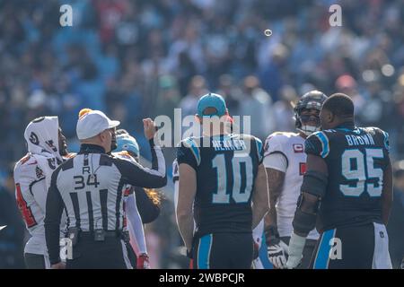 Charlotte, NC USA: Ein allgemeines Bild des Münzwurfs im Mittelfeld vor einem NFL-Spiel zwischen den Carolina Panthers und den Tampa Bay Buccaneers in Ban Stockfoto
