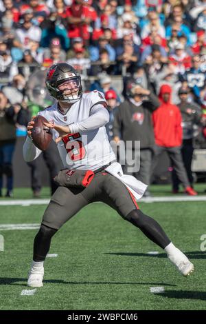 Charlotte, NC USA: Tampa Bay Buccaneers Quarterback Baker Mayfield (6) fällt während eines NFL-Spiels gegen die Carolina Panthers in der Bank of zurück Stockfoto