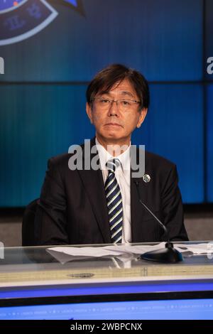 Hiroshi Sasaki, Vizepräsident und Generaldirektor der JAXA-Direktion für Technologie im Bereich der menschlichen Raumfahrt, beantwortet Fragen von Mitgliedern der Nachrichtenmedien während einer Pressekonferenz nach dem Start für die NASA-Mission SpaceX Crew-1 am 15. November 2020 im Kennedy Space Center in Florida. Die Zeit des Aufstiegs auf einer Falcon-9-Rakete war um 19:27 Uhr EST. Die Crew Dragon trägt die NASA-Astronauten Michael Hopkins, den Kommandeur der Raumfahrzeuge; Victor Glover, Pilot; Shannon Walker, Missionsspezialist und der Astronaut Soichi Noguchi der Japan Aerospace Exploration Agency zur Internationalen Raumstation. Crew-1 i Stockfoto