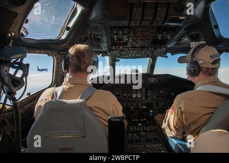 Das DC-8-Flugzeug der NASA vom Armstrong Flight Research Center in Edwards, Kalifornien, fliegt nach Everett, Washington, um wissenschaftliche Forschungen über die Reduzierung von Motorpartikelemissionen durchzuführen. Zu den Partnern zählen Boeing, United, General Electric Aerospace, das Deutsche Zentrum für Luft- und Raumfahrt (DLR), die FAA und World Energy. Boeinings neues Passagierflugzeug verwendet revolutionären Sustainable Aviation Fuel, SAF, und die DC-8 der NASA fliegt hinter der Boeing-Maschine, um deren Auswirkungen während des Fluges zu messen. die Ergebnisse dieser Studie werden öffentlich veröffentlicht, um die Verbesserung der Luftfahrttechnologie weltweit zu erleichtern. Stockfoto