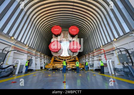 Diese Bilder zeigen die erste Kernphase der NASA-Rakete im NASA-Schiff Pegasus am 8. Januar vor der bevorstehenden Reise zum Stennis Space Center in der Nähe der Bay St. Louis, Mississippi. Die Teams rollten die abgeschlossene Kernphase von der Michoud Assembly Facility der NASA in New Orleans auf den Lastkahn, um die Testserie Green Run der SLS-Rakete in Stennis vorzubereiten. Pegasus, das für SLS-Raketenfähren modifiziert wurde, wird die Kernstufe mehr als 40 Meilen von Michoud nach Stennis für die umfassende Kernphase Green Run Testserie transportieren. G Stockfoto