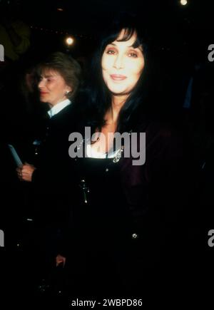Los Angeles, Kalifornien, USA 6. November 1996 Sängerin/Schauspielerin Cher besucht am 6. November 1996 die Premiere von Miramax Films 'The English Patient' am American Film Institute im Mann Bruin Theatre in Los Angeles, Kalifornien, USA. Foto: Barry King/Alamy Stock Photo Stockfoto