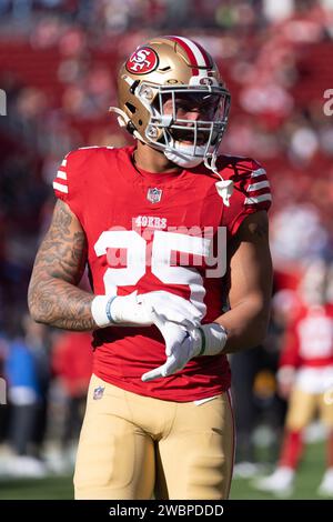 Januar 2024; Santa Clara, Kalifornien, USA; San Francisco 49ers, die Elijah Mitchell (25) vor dem Start des ersten Viertels gegen die Los Angeles Rams im Levi’s Stadium zurückliefen. Obligatorische Gutschrift: Stan Szeto-Image of Sport Stockfoto