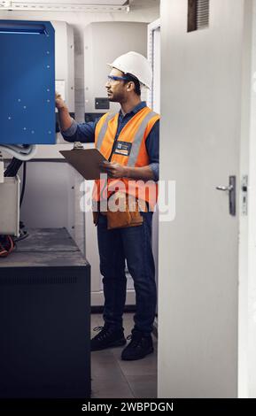 Mann, Schaltkasten und Techniker im Kontrollraum, Inspektion oder Maschinenwartung auf Klemmbrett. Männlicher Elektriker, System und elektrische Unterstation von Stockfoto