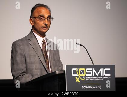 Prasun Desai, stellvertretender Verwaltungsrat für das Space Technology Mission Directorate der NASA, hielt Eröffnungsbemerkungen beim KOSMISCHEN Workshop am 7. November 2023 an der University of Maryland, College Park. Die KOSMISCHE Initiative zielt darauf ab, eine nationale Allianz der Luft- und Raumfahrtgemeinschaften zu schaffen, die globale Führungsposition in den Bereichen Weltraummobilität und Service, Montage und Fertigung (ISAM) für Operationen in Erdumlaufbahnen, Mondumlaufbahnen, Tiefen Weltraum und planetaren Oberflächen bietet. Stockfoto
