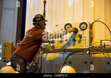 Ein Arbeiter bereitet sich auf den MATE-Betrieb des Raumschiffs Solar Orbiter vor, das sich in der Nutzlastverkleidung befindet, zur Atlas-V-Rakete in der Vertical Integration Facility am Space Launch Complex 41 auf der Cape Canaveral Air Force Station in Florida am 31. Januar 2020. Die Nutzlastverkleidung wird mit der Atlas-V-Rakete verbunden. Solar Orbiter ist eine internationale Kooperationsmission der ESA (European Space Agency) und der NASA. Ziel der Mission ist es, die Sonne, ihre äußere Atmosphäre und den Sonnenwind zu untersuchen. Die Raumsonde wird die ersten Bilder der Sonnenpole liefern. Das Launch Services Program der NASA mit Sitz in Ke Stockfoto