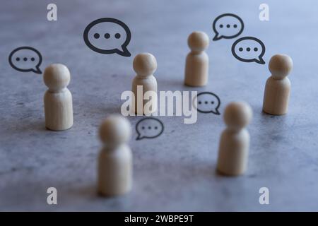 Holzpuppen und Sprechblase. Konzept für Diskussionen, Vermischen und Chatten. Stockfoto