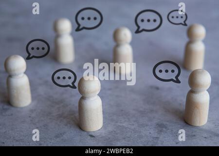 Holzpuppen und Sprechblase. Konzept für Diskussionen, Vermischen und Chatten. Stockfoto