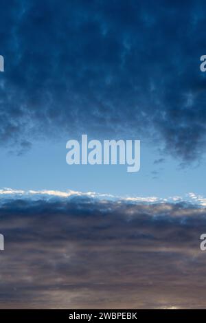 Regenwolken und blauer Himmel über Findhorn. Findhorn, Morayshire, Schottland Stockfoto