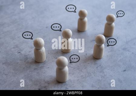 Holzpuppen und Sprechblase. Konzept für Diskussionen, Vermischen und Chatten. Stockfoto